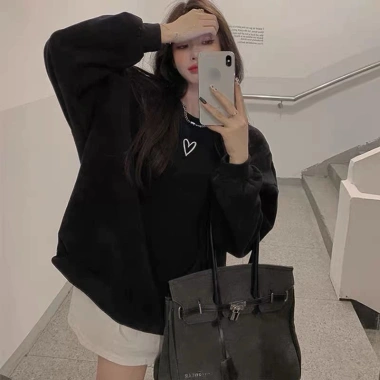 Áo nỉ cổ tròn tay dài unisex oversize họa tiết trái tim - Giá 119.999₫