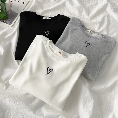 Áo nỉ cổ tròn tay dài unisex oversize họa tiết trái tim - Giá 119.999₫