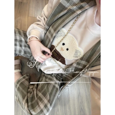 Áo nỉ in gấu form rộng và quần caro ống suông trẻ trung, bộ đồ nữ BOOHOUSE HCOM3.508 giá ưu đãi 129k