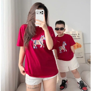 Áo phông đỏ gia đình họa tiết ngựa 2.026 – Cotton mềm mịn, hot trend, chỉ 150.000₫