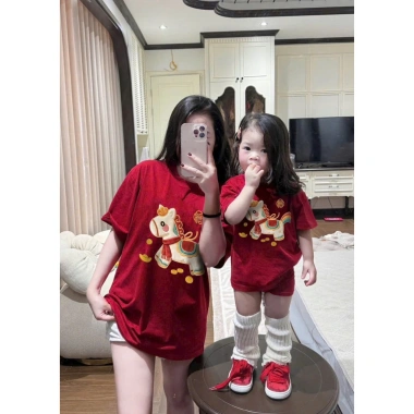 Áo phông đỏ gia đình in ngựa đôi sắc màu - Giá chỉ 120.000đ, giảm 20%