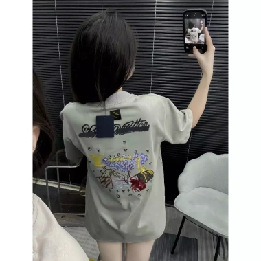 Áo Phông Nam LoVe Thêu Con Tôm Lưng Nét Đậm, Logo Nổi Ngực - 229.000₫ (Giảm 50.380₫) 4 Áo Phông Nam LoVe Thêu Con Tôm Lưng Nét Đậm, Logo Nổi Ngực - 229.000₫ (Giảm 50.380₫) 4