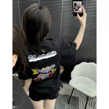 Áo Phông Nam LoVe Thêu Con Tôm Lưng Nét Đậm, Logo Nổi Ngực - 229.000₫ (Giảm 50.380₫) 6 Áo Phông Nam LoVe Thêu Con Tôm Lưng Nét Đậm, Logo Nổi Ngực - 229.000₫ (Giảm 50.380₫) 6