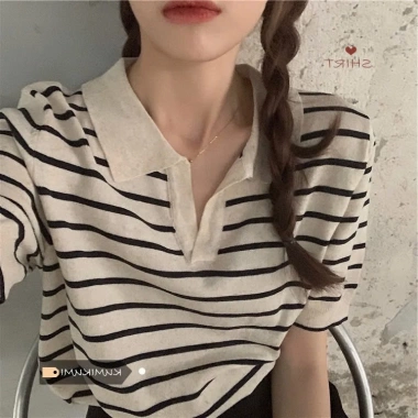 Áo polo dệt kim cổ V kẻ ngang – Thời trang thanh lịch, giảm giá 22% chỉ 116.820₫