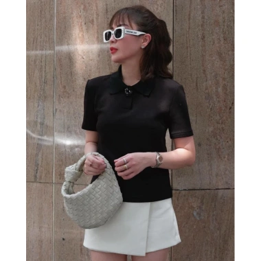 Áo Polo Trắng Đính Hoa Cúc Zara Xuất Giá 309.000 VNĐ Thoáng Mát và Thanh Lịch