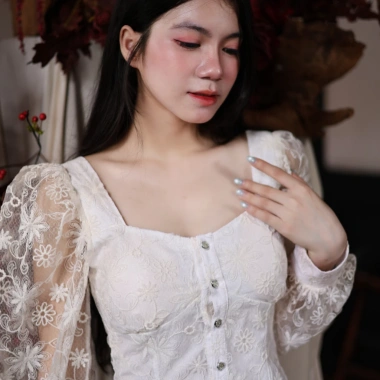 Áo Ren IVY Tay Phồng Cổ Vuông Ôm Body - Giảm Giá Đến 339k | Melanie Mira 7 Áo Ren IVY Tay Phồng Cổ Vuông Ôm Body - Giảm Giá Đến 339k | Melanie Mira 7