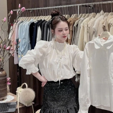 Áo sơ mi cổ nhún tay bèo vải mềm mại trắng - chỉ 125.000₫, giảm từ 155.000₫ 4 Áo sơ mi cổ nhún tay bèo vải mềm mại trắng - chỉ 125.000₫, giảm từ 155.000₫ 4