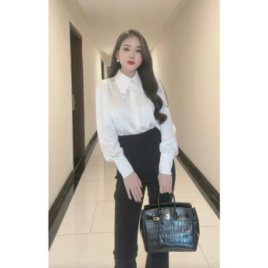 Áo sơ mi công sở nữ HINSTOR lụa cao cấp cổ lá nhọn tay bồng đính hoa cúc ngọc - Giá ưu đãi 199k
