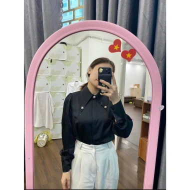 Áo sơ mi công sở nữ HINSTOR lụa cao cấp cổ lá nhọn tay bồng đính hoa cúc ngọc - Giá ưu đãi 199k