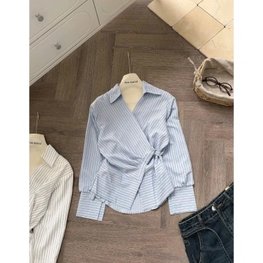 Áo sơ mi dài tay vạt chéo cài cúc style Hàn, họa tiết kẻ URO - Giá chỉ 155.000₫ 5