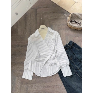 Áo sơ mi dài tay vạt chéo cài cúc style Hàn, họa tiết kẻ URO - Giá chỉ 155.000₫ 9