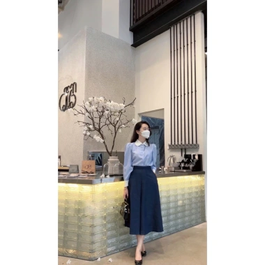 Áo sơ mi HANAA kẻ xanh dài tay nẹp dấu cúc, cổ trắng thanh lịch, mặc đi làm - Giá 188.000 VND 4 Áo sơ mi HANAA kẻ xanh dài tay nẹp dấu cúc, cổ trắng thanh lịch, mặc đi làm - Giá 188.000 VND 4