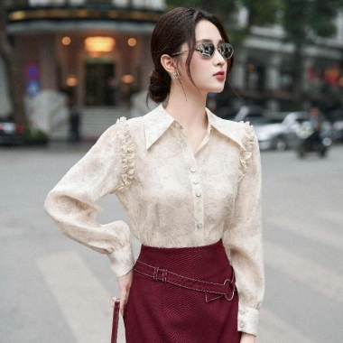 Áo sơ mi họa tiết tay dài phối bèo vai LA455 – Giá ưu đãi 453.600₫, mềm mại, thanh lịch