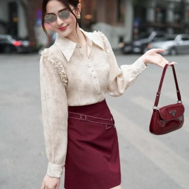 Áo sơ mi họa tiết tay dài phối bèo vai LA455 – Giá ưu đãi 453.600₫, mềm mại, thanh lịch