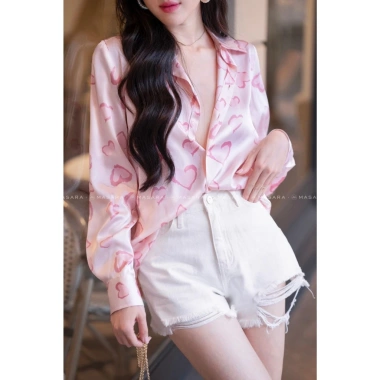 Áo sơ mi lụa dài tay công sở hoạ tiết trái tim hồng, chất lụa cao cấp, giá 159.000₫ (giảm từ 206.700₫)