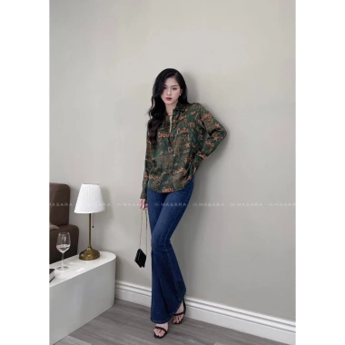 Áo sơ mi lụa dài tay công sở nữ – hoạ tiết ngôi sao đỏ trên nền xanh rêu, chất liệu cao cấp, thiết kế sang trọng, giá ưu đãi 159k 3