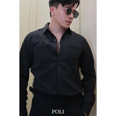 Áo sơ mi nam POLI đen đơn giản, vải sọc gân nổi, 2 túi đắp sang trọng 325.000₫