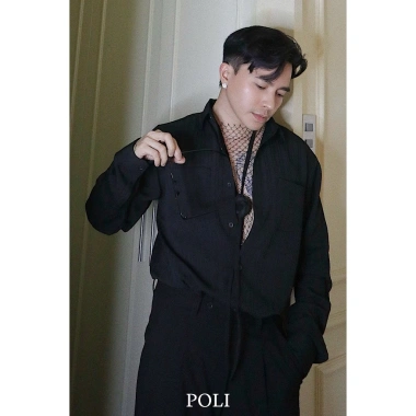 Áo sơ mi nam POLI đen đơn giản, vải sọc gân nổi, 2 túi đắp sang trọng 325.000₫