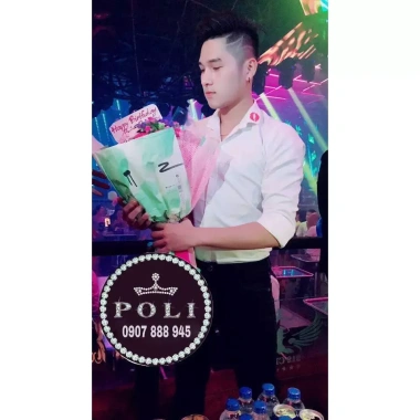 Áo sơ mi nam POLI MAN in son môi cổ áo - Polyester thoáng mát, giảm còn 375.000đ