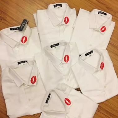 Áo sơ mi nam POLI MAN in son môi cổ áo - Polyester thoáng mát, giảm còn 375.000đ