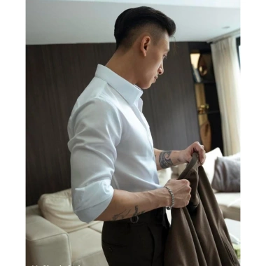 Áo sơ mi nam trơn LuxuryShopMen chất lụa thoáng mát, dài tay, form dáng slim vừa vặn - giá 239.000₫