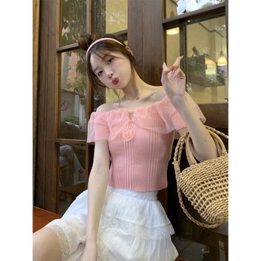 Áo sơ mi Niche Hot Girl một vai xù đan - Đáy ngắn, giá ưu đãi 180.360₫