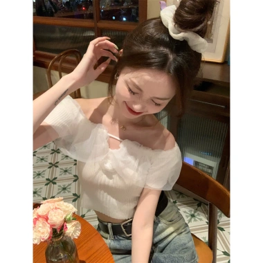 Áo sơ mi Niche Hot Girl một vai xù đan - Đáy ngắn, giá ưu đãi 180.360₫