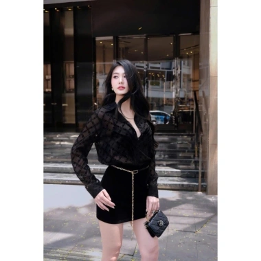 Áo sơ mi tay dài phối nhung MQ Boutique, họa tiết xích tròn, nền đen mềm – Giá ưu đãi 218.700₫