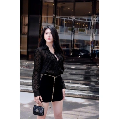 Áo sơ mi tay dài phối nhung MQ Boutique, họa tiết xích tròn, nền đen mềm – Giá ưu đãi 218.700₫ 5 Áo sơ mi tay dài phối nhung MQ Boutique, họa tiết xích tròn, nền đen mềm – Giá ưu đãi 218.700₫ 5