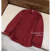 Áo sơ mi thô tay dài dáng rộng màu đỏ trơn, thêu tag nhỏ Qcl1 - giảm giá 18%