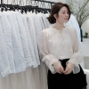 Áo sơ mi tơ be cổ V voan bèo, thắt dây nơ, tay bồng đính hoa QC - ulzzang tiểu thư Hàn