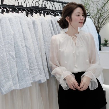 Áo sơ mi tơ be cổ V voan bèo, thắt dây nơ, tay bồng đính hoa QC - ulzzang tiểu thư Hàn