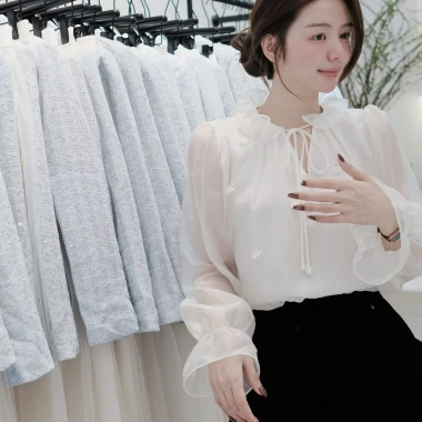Áo sơ mi tơ be cổ V voan bèo, thắt dây nơ, tay bồng đính hoa QC - ulzzang tiểu thư Hàn 3 Áo sơ mi tơ be cổ V voan bèo, thắt dây nơ, tay bồng đính hoa QC - ulzzang tiểu thư Hàn 3