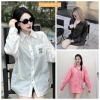 Áo sơ mi trắng đính đá chữ M, túi rộng chất thô siêu mềm, giá ưu đãi 149.999₫