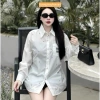Áo sơ mi trắng đính đá chữ M, túi rộng chất thô siêu mềm, giá ưu đãi 149.999₫ 2