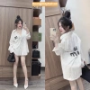 Áo sơ mi trắng đính đá chữ M, túi rộng chất thô siêu mềm, giá ưu đãi 149.999₫ 10