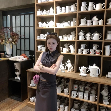 Áo sơ mi xếp li ren xám đậm, vest và váy nữ, bộ đồ mùa hè giá 95.016 VND