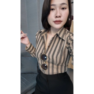Áo Sơmi sọc to nữ dài tay form ôm chất thô Suongg Women giá 289.000 VND 4 Áo Sơmi sọc to nữ dài tay form ôm chất thô Suongg Women giá 289.000 VND 4