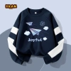 Áo Sweater bé trai nỉ tay chắp vá thoải mái, in máy bay giấy – chỉ 210.000₫