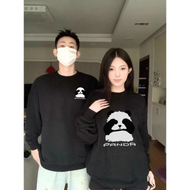 Áo Sweater Đôi Nam Nữ In Gấu Panda - Nỉ Bông Cao Cấp, Form Unisex, Giá 145.000₫ 4 Áo Sweater Đôi Nam Nữ In Gấu Panda - Nỉ Bông Cao Cấp, Form Unisex, Giá 145.000₫ 4