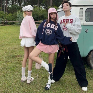 Áo sweater form rộng 2.025 RTOML, in chữ 320GSM 100% cotton, 119.999₫ 3 Áo sweater form rộng 2.025 RTOML, in chữ 320GSM 100% cotton, 119.999₫ 3