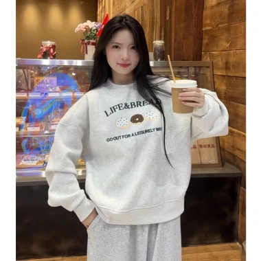 Áo Sweater Nỉ Bông Boxy Thêu Bánh 320GSM 100% Cotton RTOML Giá ưu đãi 119.999₫ 3 Áo Sweater Nỉ Bông Boxy Thêu Bánh 320GSM 100% Cotton RTOML Giá ưu đãi 119.999₫ 3
