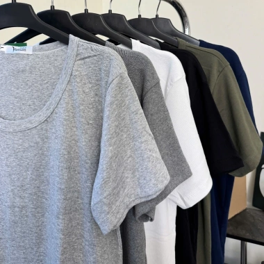 Áo Thun Cổ Rộng Nam Nữ Basic Cotton Tay Ngắn Slimfit Đen Trắng Giá 105k
