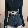 Áo thun cổ tròn croptop dài tay hở lưng buộc dây tôn dáng, giá chỉ 89.700₫