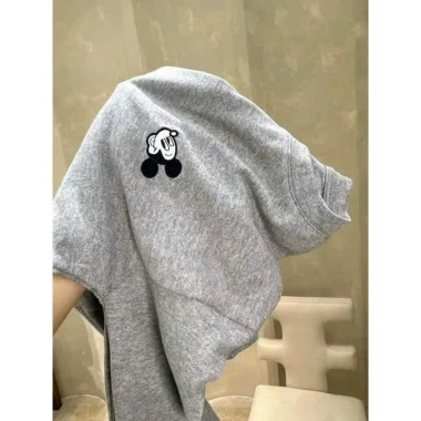 Áo thun dài tay cổ tròn form rộng thêu chuột Mickey co dãn 4 chiều Giá ưu đãi 79.000₫
