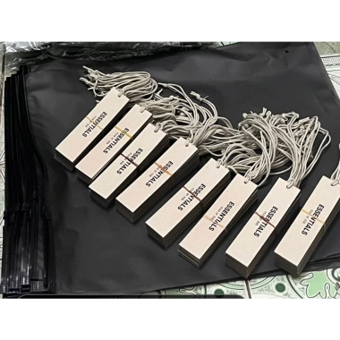 Áo thun Essentjals 2.022 logo nhung offblack - Giá ưu đãi 470.000đ, chất liệu mềm mại