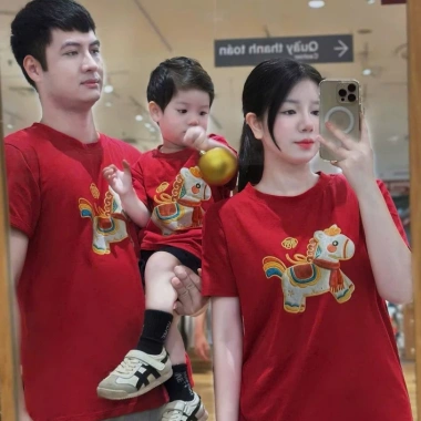 Áo thun gia đình họa tiết ngựa may mắn đỏ Tết, mềm mát cotton 8‑75kg - MinBee 109k