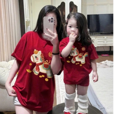 Áo thun gia đình họa tiết ngựa may mắn đỏ Tết, mềm mát cotton 8‑75kg - MinBee 109k