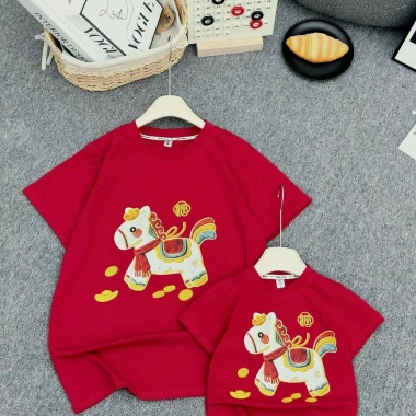 Áo thun gia đình họa tiết ngựa may mắn đỏ Tết, mềm mát cotton 8‑75kg - MinBee 109k 6 Áo thun gia đình họa tiết ngựa may mắn đỏ Tết, mềm mát cotton 8‑75kg - MinBee 109k 6