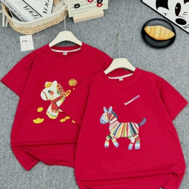 Áo thun gia đình họa tiết ngựa may mắn đỏ Tết, mềm mát cotton 8‑75kg - MinBee 109k 8 Áo thun gia đình họa tiết ngựa may mắn đỏ Tết, mềm mát cotton 8‑75kg - MinBee 109k 8